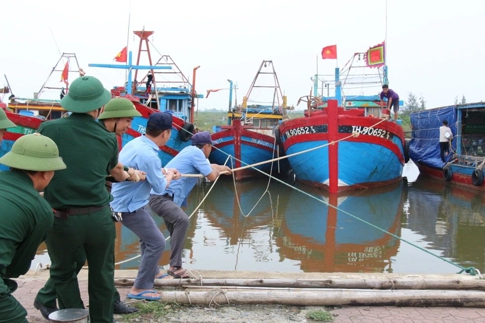 Tập trung ứng phó bão số 10 và mưa lũ, sạt lở đất- Ảnh 1.