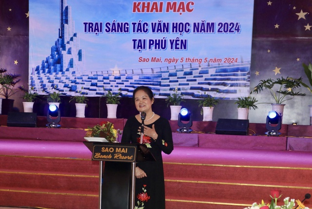 Bà Trịnh Bích Ngân, Chủ tịch Hội Nhà văn TP.HCM, phát biểu tại buổi lễ