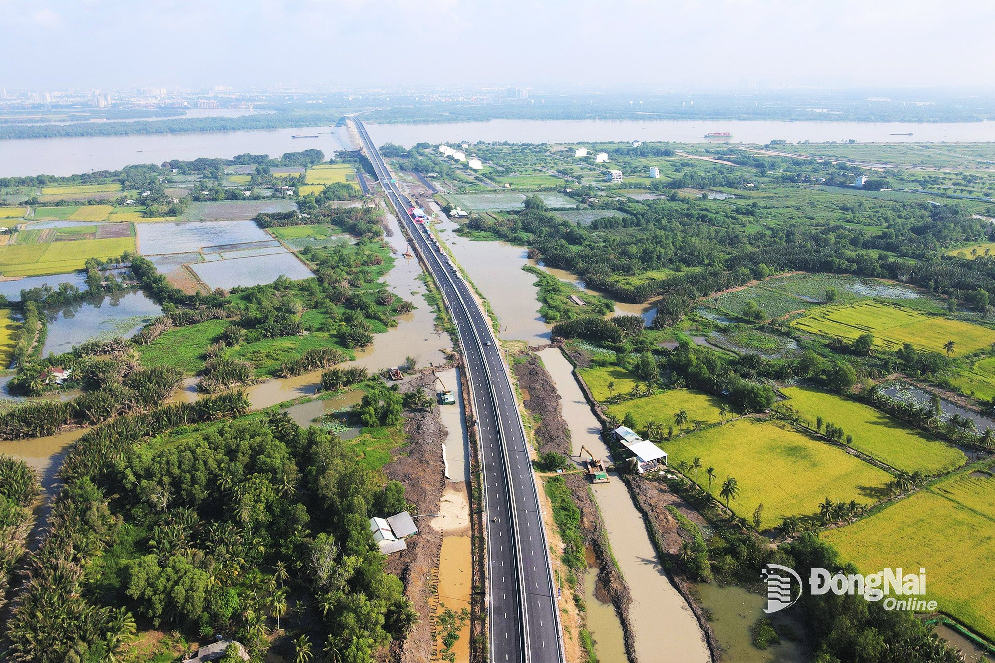 គម្រោងសមាសភាគ 1A រួមទាំងស្ពាន Nhon Trach នៅលើផ្លូវក្រវ៉ាត់ក្រុងទី 3 - ទីក្រុងហូជីមិញ ដែលដាក់ឱ្យដំណើរការជាផ្លូវការចាប់ពីថ្ងៃទី 20 ខែសីហា ឆ្នាំ 2025 បានបង្កើតអ័ក្សតភ្ជាប់ថ្មីរវាងទីក្រុង Dong Nai និងទីក្រុងហូជីមិញ។ រូបថត៖ Pham Tung