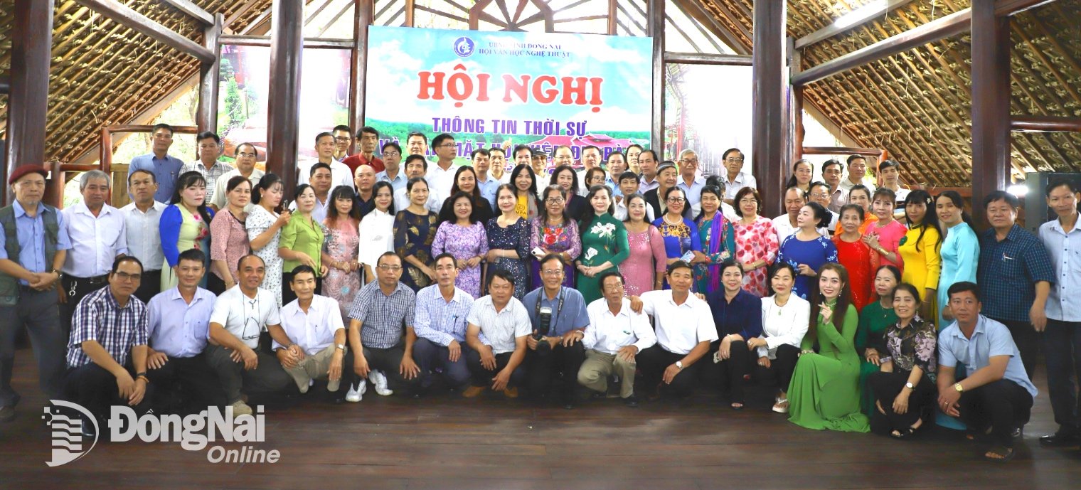 ថ្នាក់ដឹកនាំសមាគមអក្សរសាស្រ្ត និងសិល្បៈខេត្ត Dong Nai បានថតរូបអនុស្សាវរីយ៍ជាមួយសមាជិកតំបន់ Binh Phuoc (ចាស់)។ រូបថត៖ My Ny