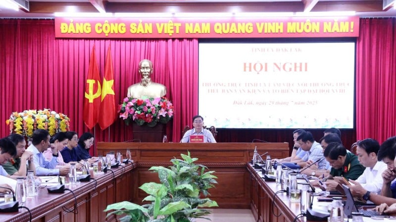 កិច្ចប្រជុំការងាររវាងគណៈកម្មាធិការអចិន្ត្រៃយ៍នៃគណៈកម្មាធិការបក្សខេត្ត Dak Lak និងអនុគណៈកម្មាធិការឯកសារនៃសមាជខេត្ត Dak Lak សម្រាប់អាណត្តិឆ្នាំ 2025-2030។ (រូបថត៖ KIM BAO)