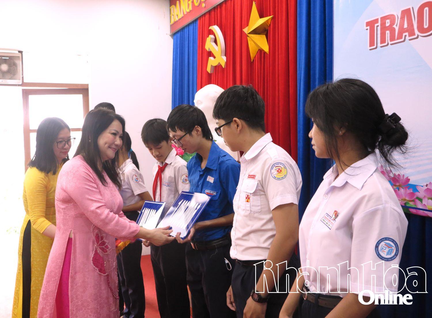 តំណាងអាជីវកម្មផ្តល់អាហារូបករណ៍ដល់និស្សិត។