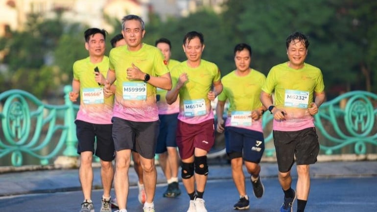 anh-3-ong-dang-ngoc-hoa-ct-hdqt-vna-tham-gia-giai-chay-3797.jpg