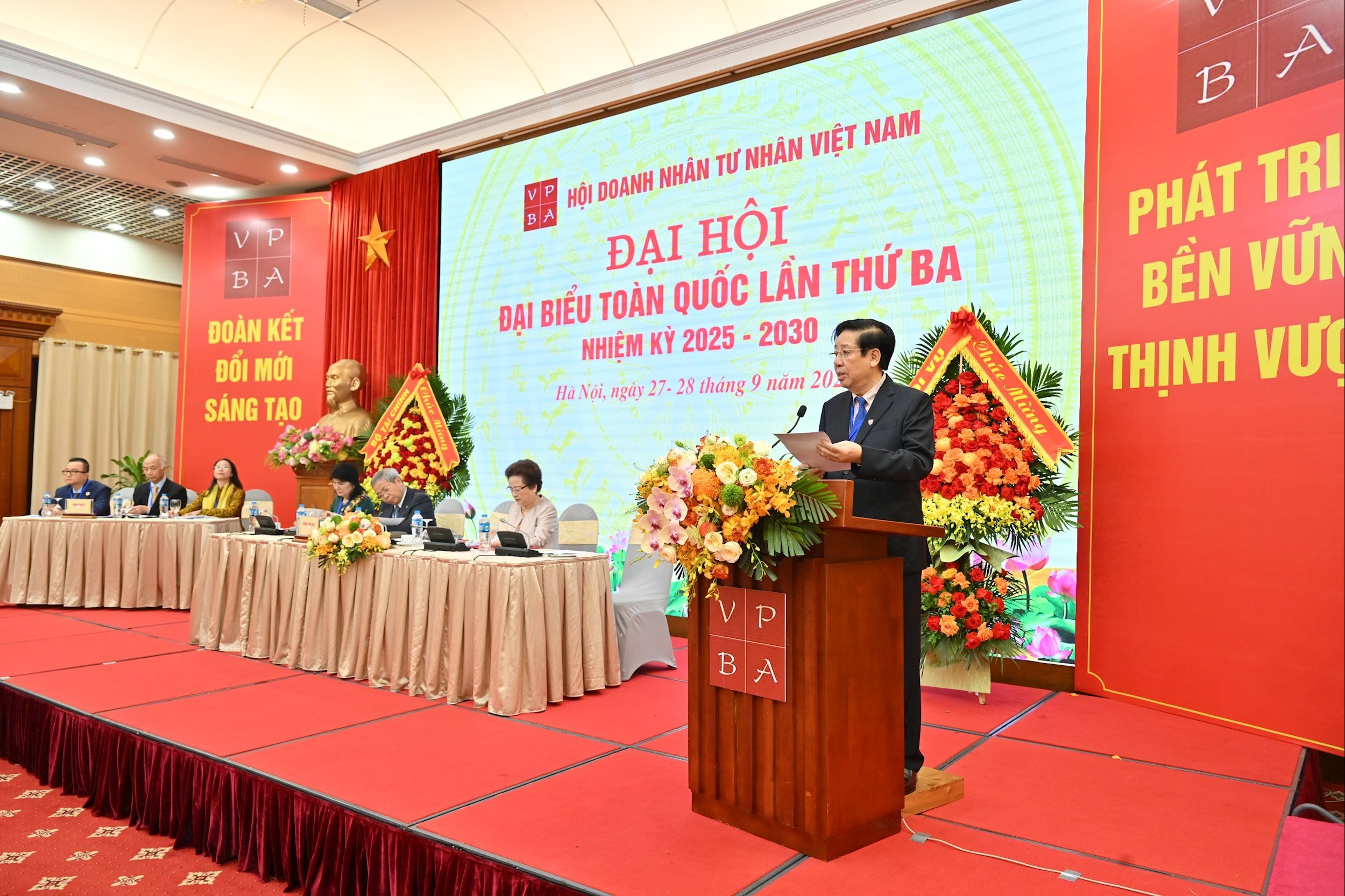 Chủ tịch Hội doanh nhân tư nhân Việt Nam Nguyễn Trọng Điều phát biểu khai mạcVQK_7687