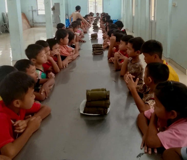 Phó hiệu trưởng nói không cho học sinh ngộ độc đi viện vì 'chờ điều ô tô chở' - Ảnh 1.
