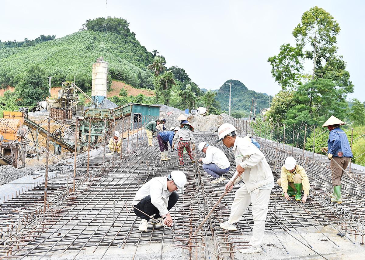 Workers constructing Lam Son bridge from Trung Son intersection to Cho Chu.