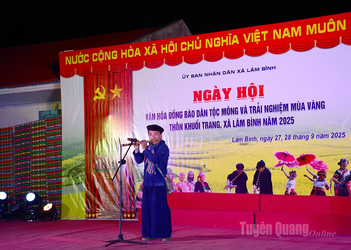 ការ​សំដែង​ខ្លុយ​របស់​ឃុំ Dong Van ជា​អង្គភាព​ភ្លោះ​ជាមួយ​ឃុំ Lam Binh។