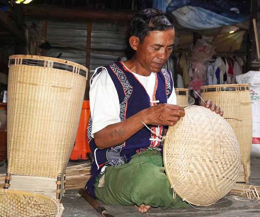 Ông Đinh Benh tranh thủ sau giờ lên rẫy để đan lát.