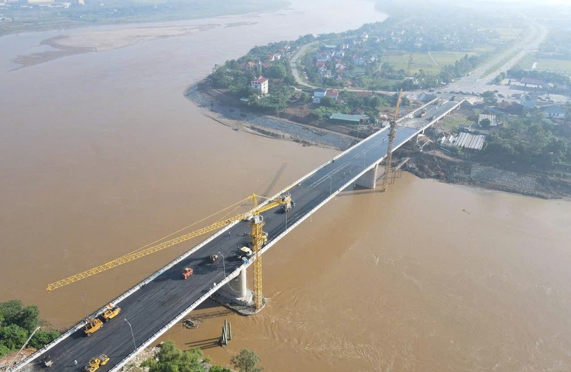 The new Phong Chau bridge construction project has left valuable lessons for the implementation of future transport infrastructure projects.