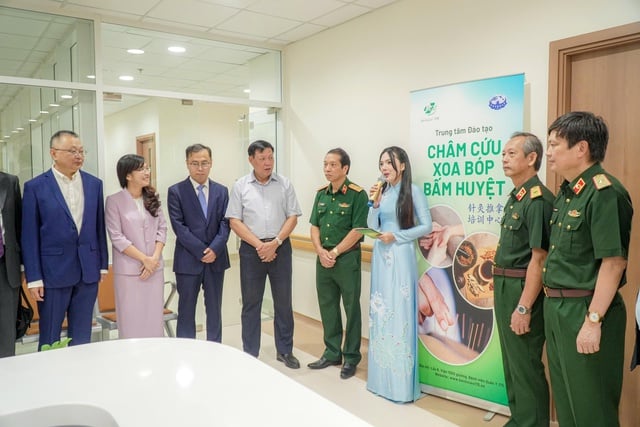 Bệnh viện Quân Y 175 ra mắt Trung tâm Đào tạo châm cứu, xoa bóp, bấm huyệt - Ảnh 2.