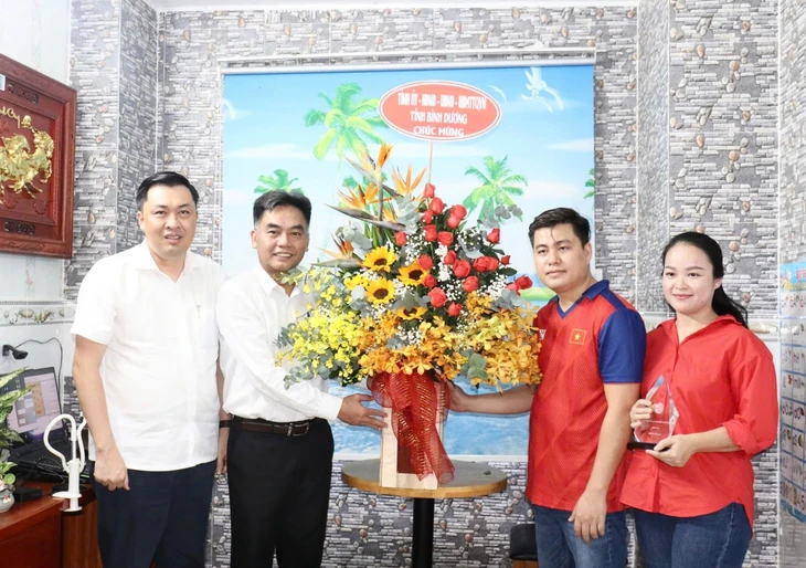 Lai Ly Huynh was awarded 1.4 billion VND after winning the World Chess Championship - Photo 1.