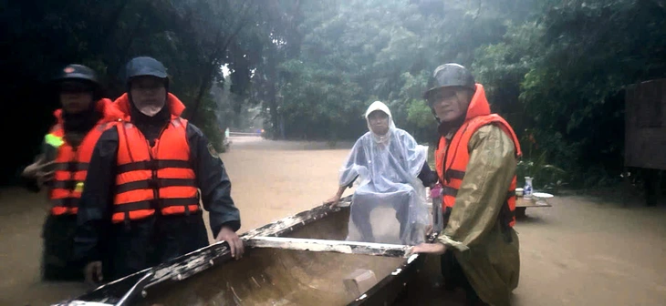 Một phụ nữ ở Huế mất liên lạc do lũ cuốn - Ảnh 1.