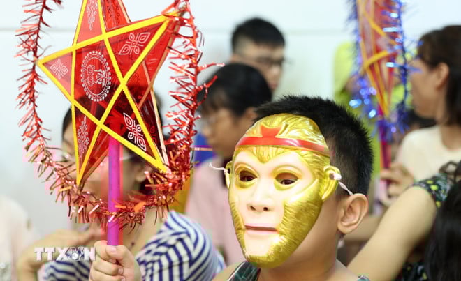 ttxvn-tet-trung-thu-am-ap-noi-ron-lu-ha-noi-6-520.jpg