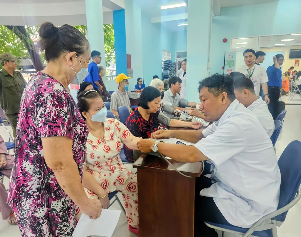 The elderly receive free medical examinations at the 