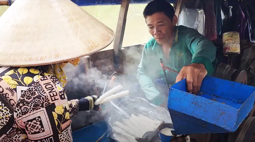 ទូកតាមដងទន្លេខាងលិច