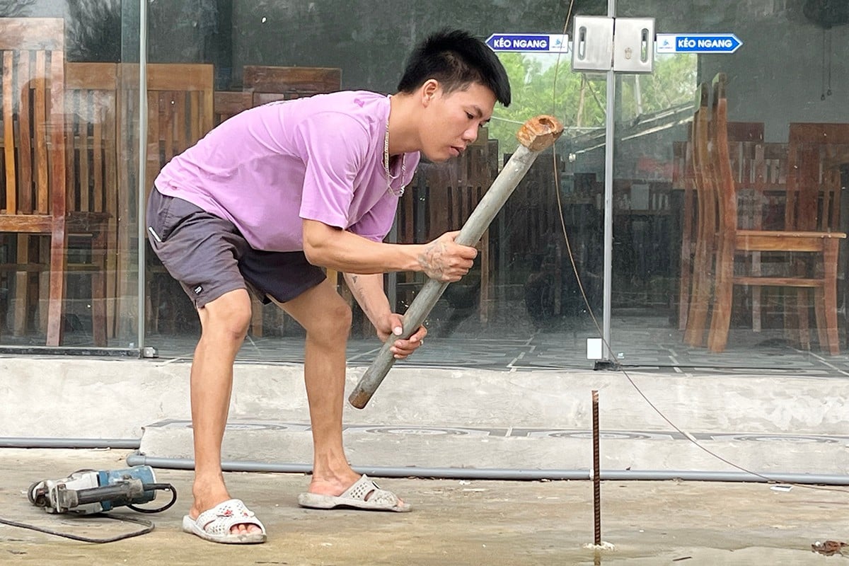 Tại bãi biển Thạch Hải (xã Thạch Khê), công tác chuẩn bị cũng được đẩy lên mức cao nhất. Các chủ nhà hàng, khách sạn đã chủ động chằng chống cửa kính, cây xanh và di dời phương tiện, tàu thuyền.
