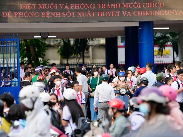 Đóng tiền mua tivi, máy chiếu, rèm cửa trong lớp, không biên lai, có đúng quy định?- Ảnh 1.