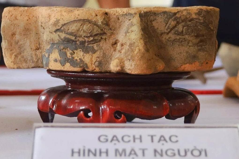 Phát hiện gạch hình mặt người trong lòng đất gần 1.000 năm - 1