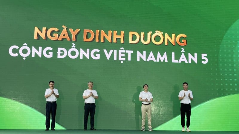 អនុរដ្ឋមន្ត្រីក្រសួងសុខាភិបាល Tran Van Thuan និងគណៈប្រតិភូបានអញ្ជើញចូលរួមទិវាអាហារូបត្ថម្ភសហគមន៍វៀតណាមលើកទី៥។