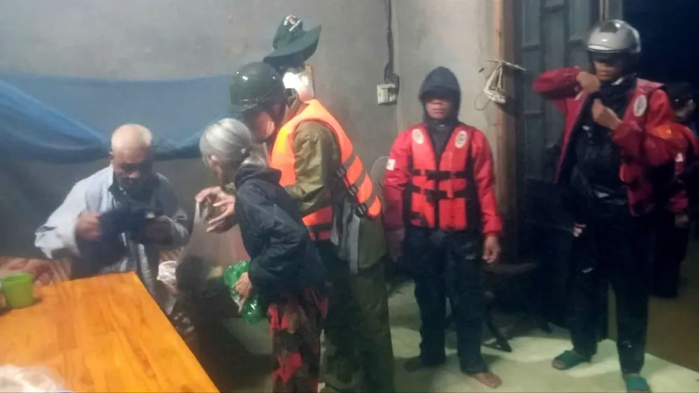 Authorities support the evacuation of people in dangerous areas to avoid the storm.