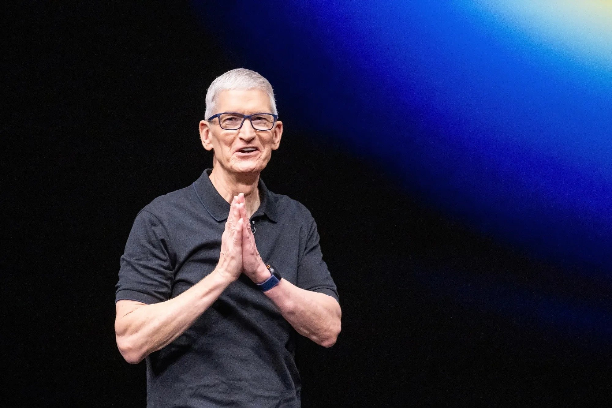 Apple dau tu Intel,  Lip-Bu Tan Intel,  CEO Apple Tim Cook,  Intel doanh thu,  Intel khung hoang anh 1