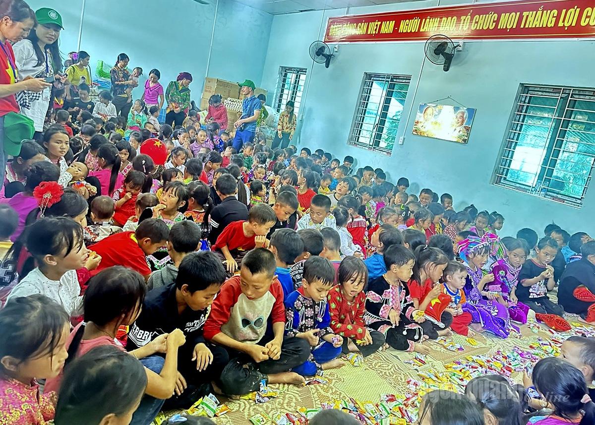 សិស្សបំបែកនំជាមួយគ្នា។