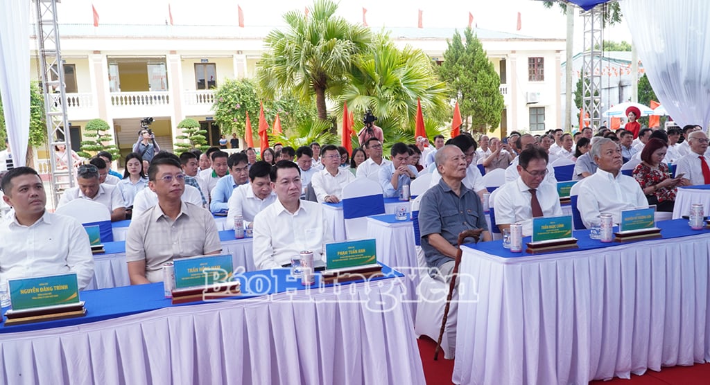 Lãnh đạo Tập đoàn Petrovietnam qua các thời kỳ và đại biểu dự buổi lễ.