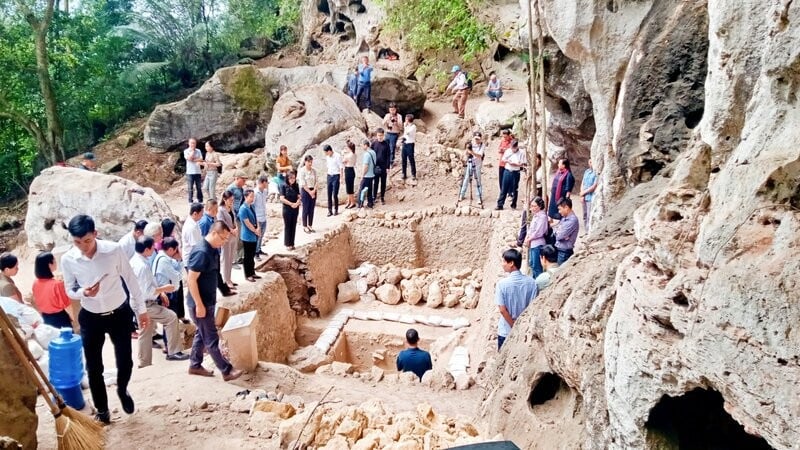 អ្នកបុរាណវត្ថុវិទូ អ្នកវិទ្យាសាស្ត្រ និងគណៈប្រតិភូជាច្រើននាក់បានទៅទស្សនាទីតាំងដំបូលថ្ម ងួន ជាលើកទី៦ ក្នុងឆ្នាំ២០២៥។