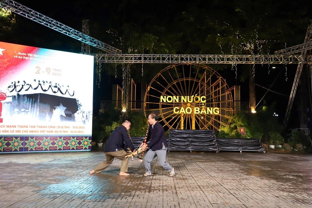 Các hoạt động văn hóa, văn nghệ, trò chơi dân gian truyền thống các dân tộc tại phố đi bộ Kim Đồng cũng luôn hấp dẫn du khách.