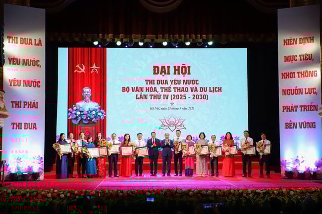 Thi đua yêu nước: Trung tâm Triển lãm VHNT Việt Nam tạo nhiều dấu ấn tích cực - Ảnh 1.