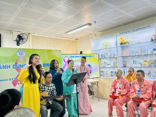 'Trung thu yêu thương' – món quà tinh thần cho những chiến binh K - Ảnh 2.