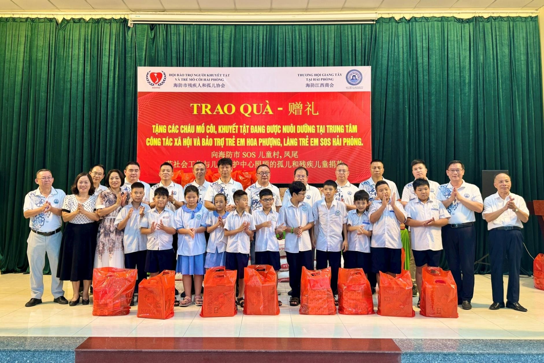 Tặng quà người khuyết tật, trẻ mồ côi