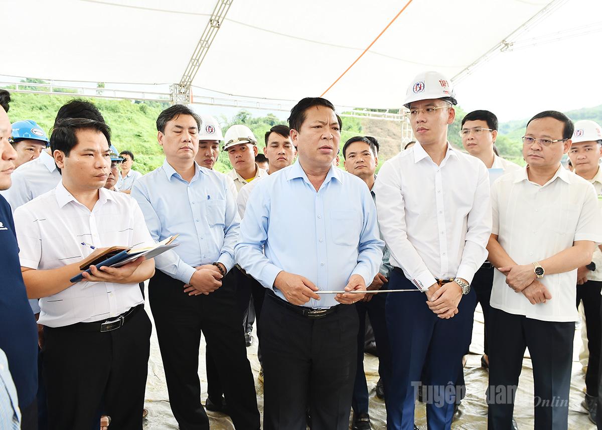 Minister of Construction Tran Hong Minh directed contractors to construct the Ho Chi Minh Road Project, Chu Market - Trung Son Intersection section.