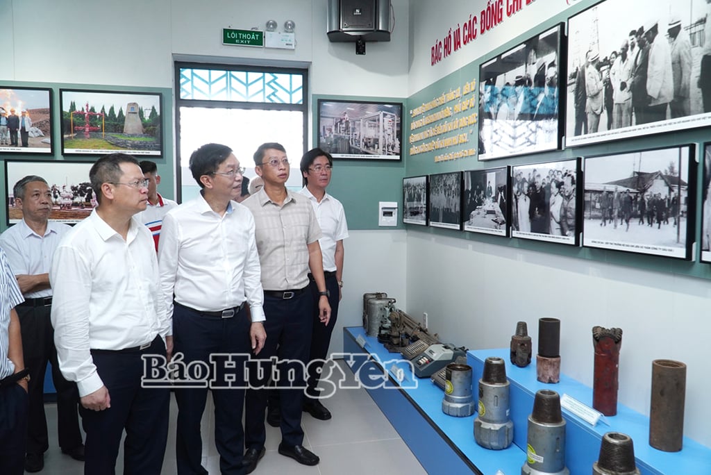 Đồng chí Nguyễn Mạnh Hùng, Phó Bí thư Tỉnh ủy, Chủ tịch Ủy ban MTTQ Việt Nam tỉnh cùng các đại biểu tham quan Khu lưu niệm.