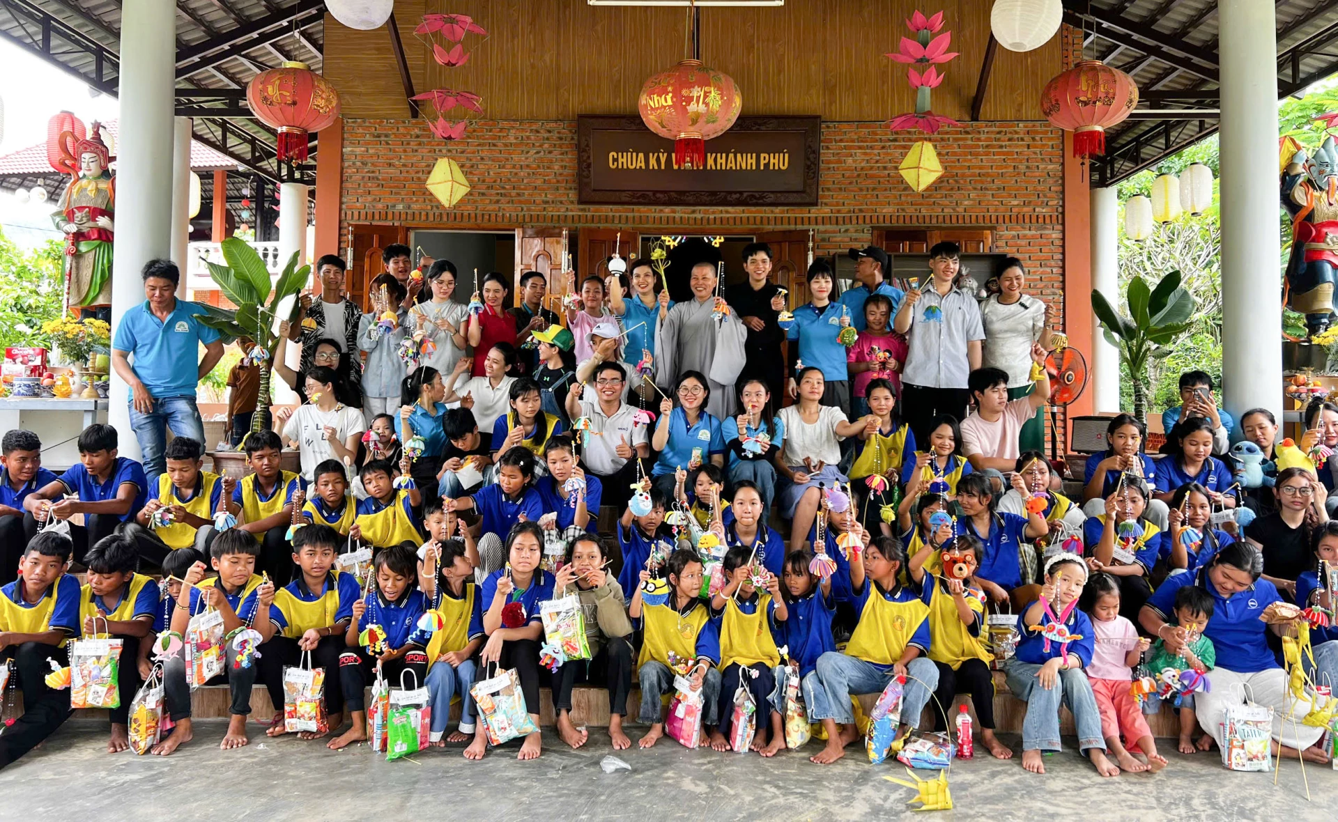 Tặng quà Trung thu cho các em nhỏ.