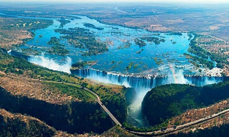 Một trong những thác nước lớn nhất hành tinh. Thác Victoria rộng khoảng 1,7 km và cao hơn 100 m, tạo nên màn nước khổng lồ hiếm thác nước nào sánh bằng. Ảnh: Pinterest.