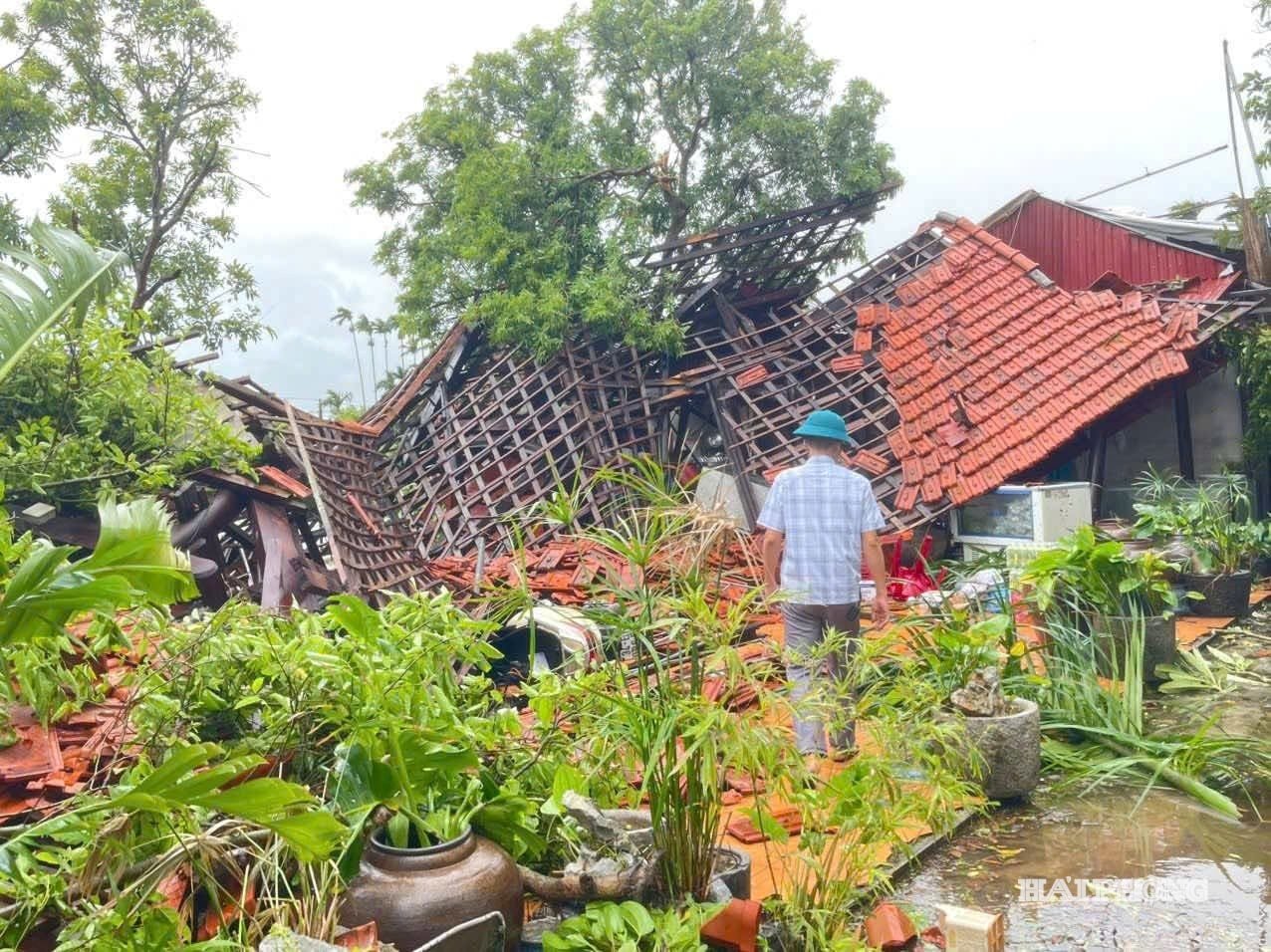 សំណង់របស់ប្រជាជននៅភូមិ Dong Hoi ឃុំ Khuc Thua Du បានដួលរលំ។