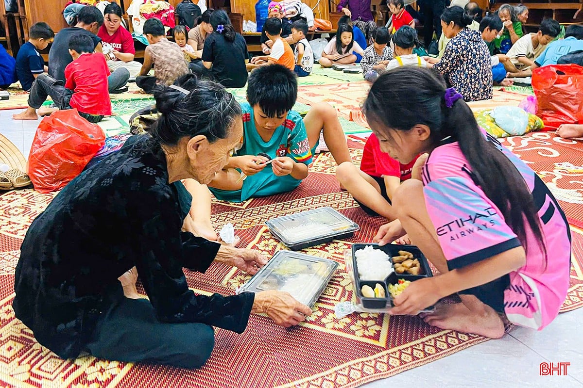 Cán bộ, hội viên các đoàn thể địa phương cùng tình nguyện viên không quản ngại khó khăn, phục vụ từng suất ăn với tinh thần trách nhiệm và sẻ chia.