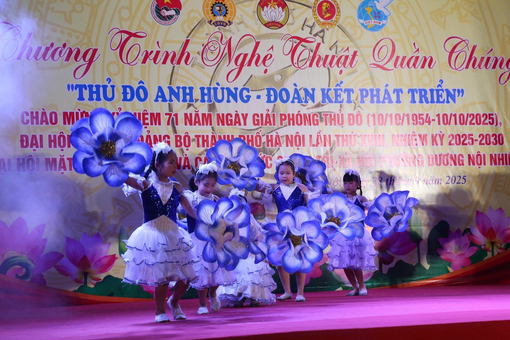 Đắc sắc Chương trình nghệ thuật chào mừng thành công Đại hội MTTQ và các đoàn thể phường Dương Nội- Ảnh 3.
