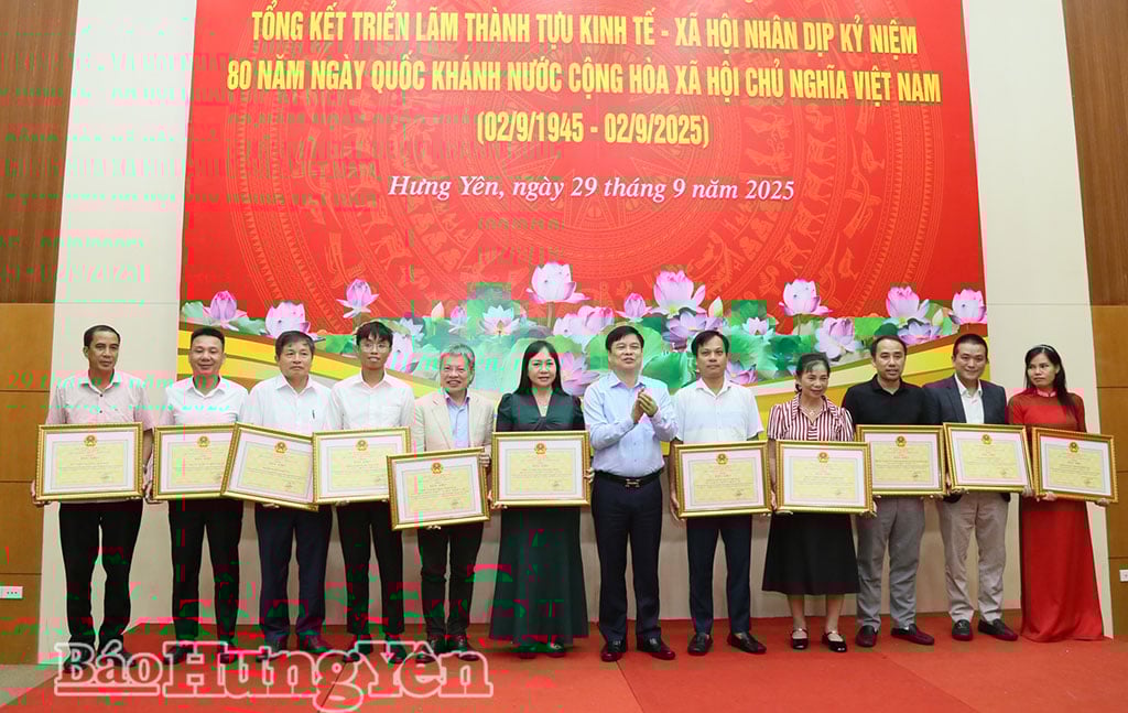 អនុប្រធានគណៈកម្មាធិការប្រជាជនខេត្ត លោក Pham Van Nghiem បានប្រគល់ប័ណ្ណសរសើររបស់ប្រធានគណៈកម្មាធិការប្រជាជនខេត្ត ដល់សមូហភាព។