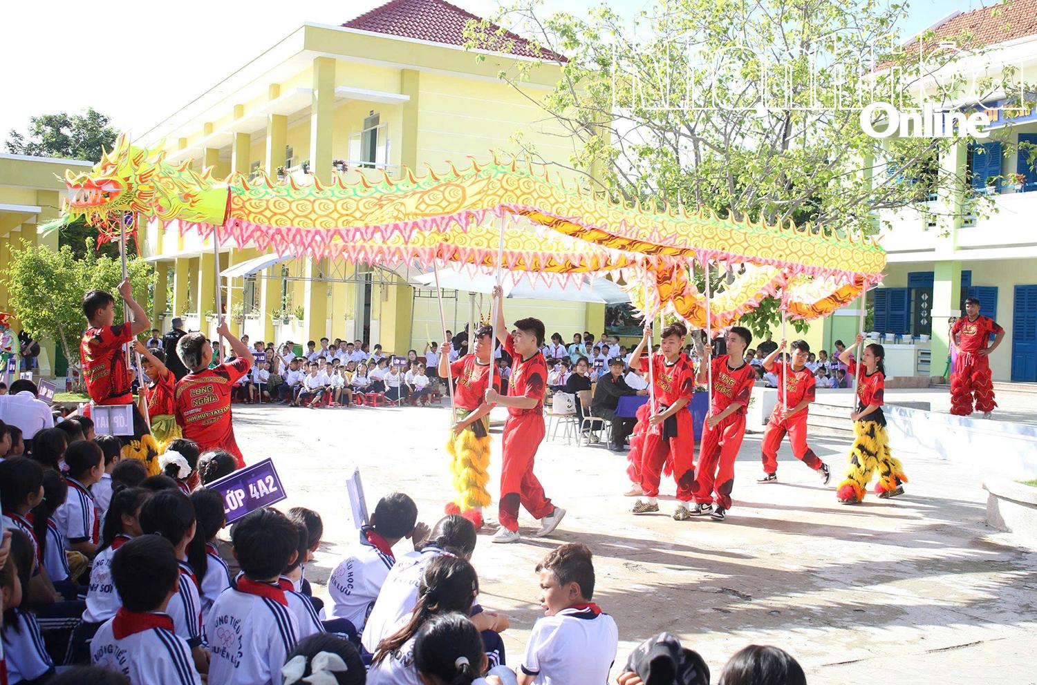 កម្មវិធីនាំមកនូវបរិយាកាសពិធីបុណ្យពាក់កណ្តាលរដូវស្លឹកឈើជ្រុះដ៏អ៊ូអរដល់សាលាបឋមសិក្សា Nguyen Luu ។