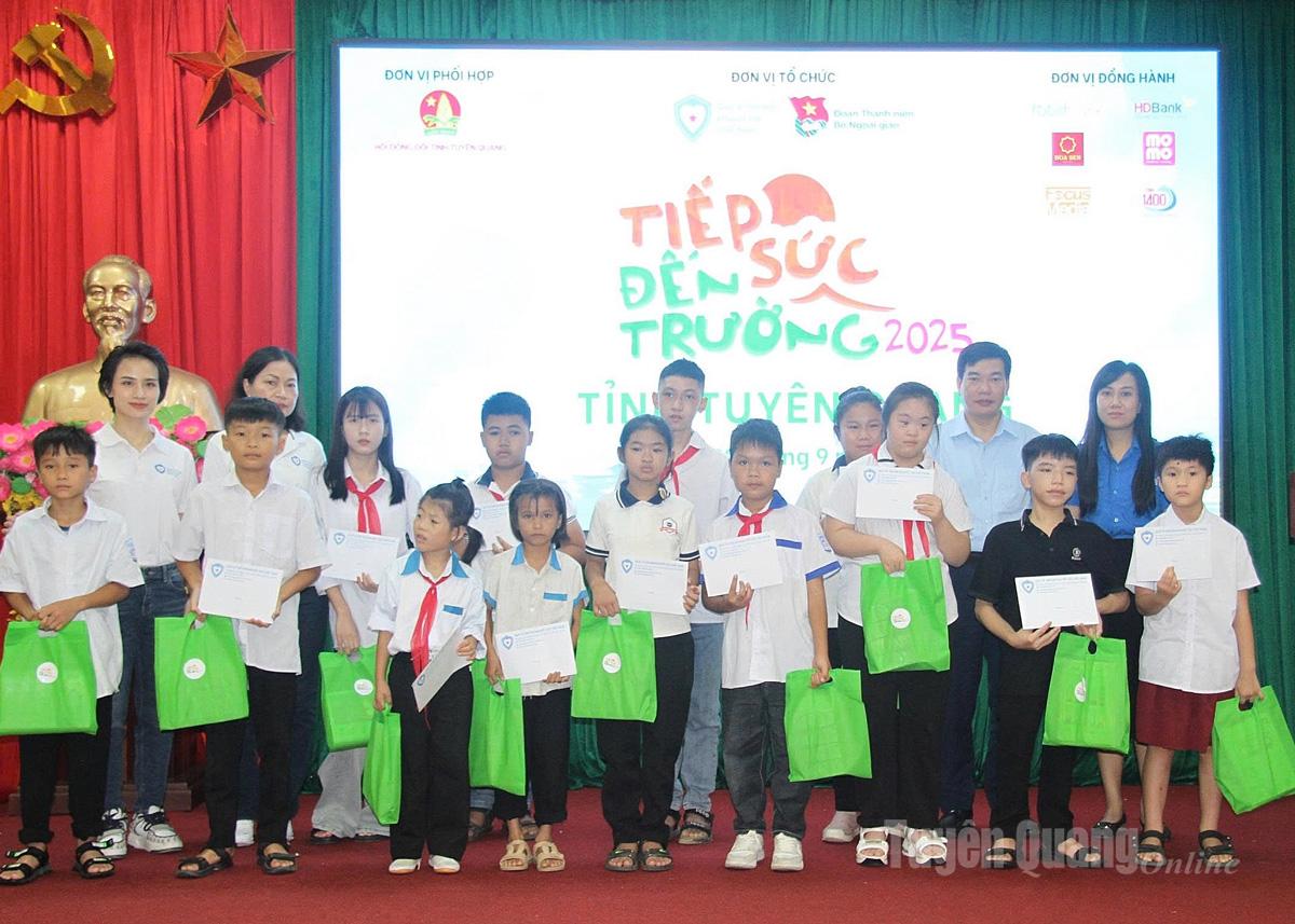 គណៈប្រតិភូបានប្រគល់អាហារូបករណ៍ និងអំណោយដល់សិស្សពិការ និងជួបការលំបាក។