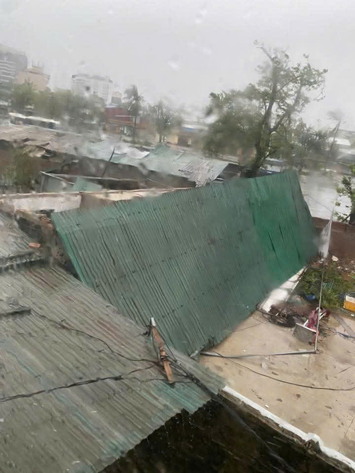 នៅ​ព្រឹក​ថ្ងៃ​ទី​២៩ ខែ​កញ្ញា តាម​ដង​ផ្លូវ​មាន​ដើមឈើ​រលំ​រលំ​ដំបូល បណ្ដាល​ឲ្យ​ស្ទះ​ចរាចរណ៍ និង​ខ្វិន។