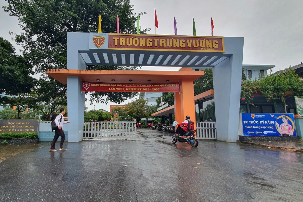 Tỉnh yêu cầu nghỉ tránh bão Bualoi, một trường vẫn mở cửa đón học sinh - 1