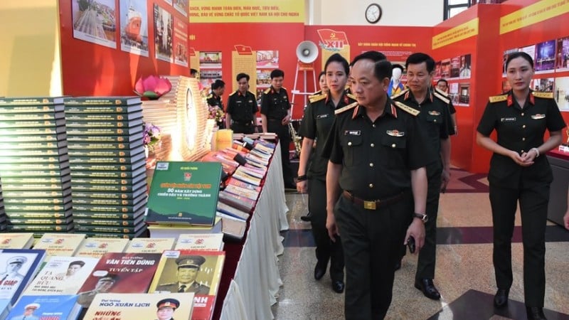 General Trinh Van Quyet inspects preparations for the 12th National Party Congress of the Army. (Photo: qdnd.vn)