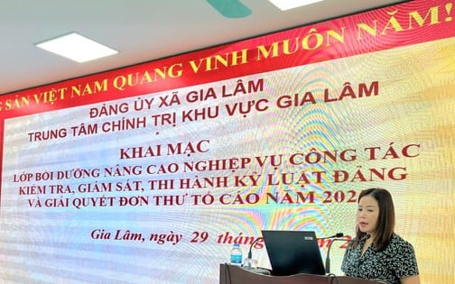 Phó Bí thư Thường trực Đảng ủy xã Gia Lâm Phùng Thị Hoài Hương phát biểu tại lễ khai mạc