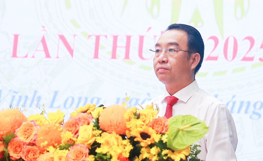 សមមិត្ត Lu Quang Ngoi - អនុលេខាគណៈកម្មាធិការបក្សខេត្ត ប្រធានគណៈកម្មាធិការប្រជាជនខេត្ត ប្រធានក្រុមប្រឹក្សាត្រាប់តាម និងរង្វាន់ខេត្ត ថ្លែងសុន្ទរកថាបើក។