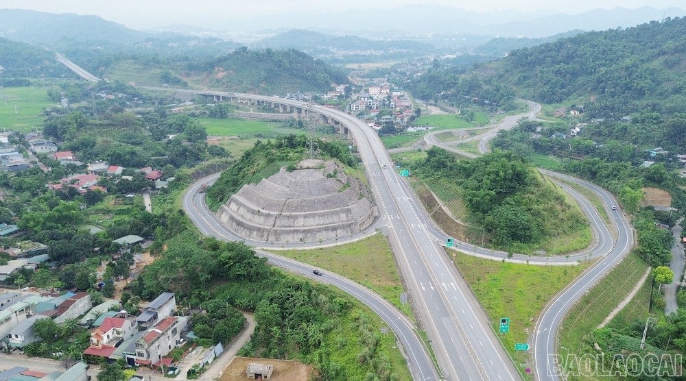 Noi Bai - Lao Cai Expressway from IC18 intersection to Kim Thanh border gate