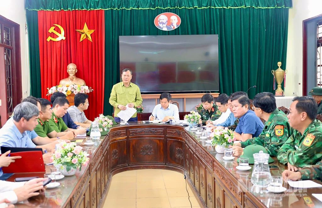 សមមិត្ត Le Quoc Chinh អនុលេខាគណៈកម្មាធិការបក្សខេត្ត ប្រធានក្រុមប្រឹក្សាប្រជាជនខេត្ត ប្រធានមជ្ឈមណ្ឌលបញ្ជាការបញ្ជូនបន្តបង្ការ និងទប់ទល់នឹងព្យុះ Ninh Binh ២។