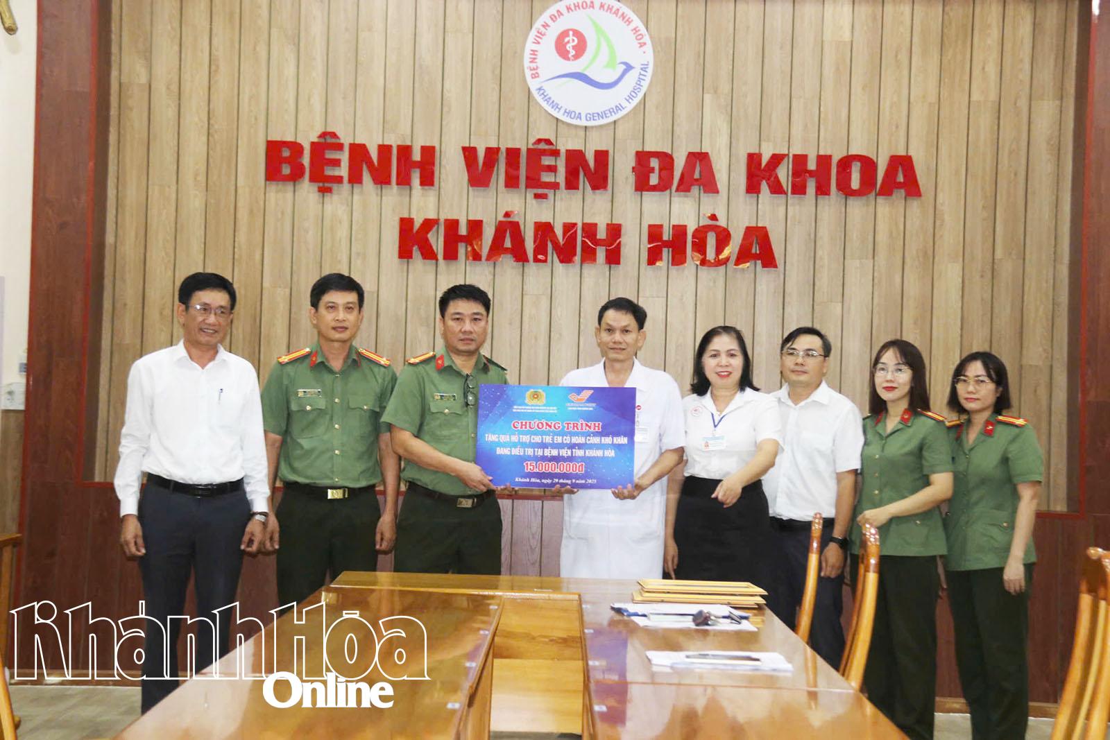 តំណាងអង្គភាពបានឧបត្ថម្ភដល់កុមារជួបការលំបាកដែលកំពុងសម្រាកព្យាបាលនៅមន្ទីរពេទ្យទូទៅ Khanh Hoa។